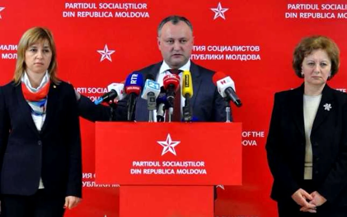 Din stânga: Irina Vlah, liderul PSRM Igor Dodon, Zinaida Greaceanâi FOTO: facebook.com