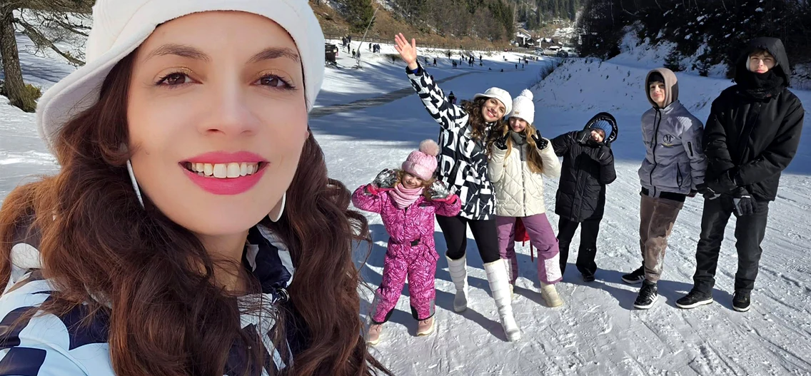 Raluca și cei cinci copii ai ei s-au distrat de minune la munte 