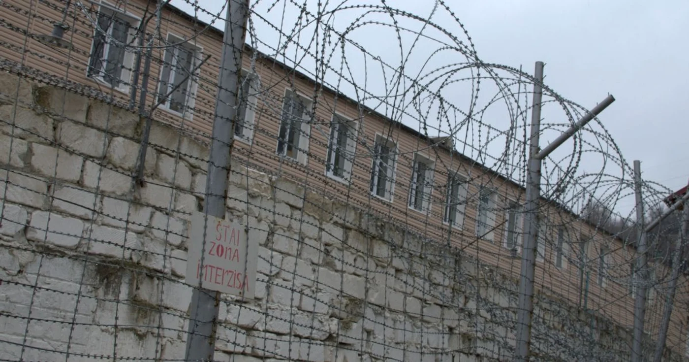 Poliţia din judeţul Argeş şi judeţele limitrofe este în alertă, după ce un deţinut a evandat, luni, din Penitenciarul Colibaşi