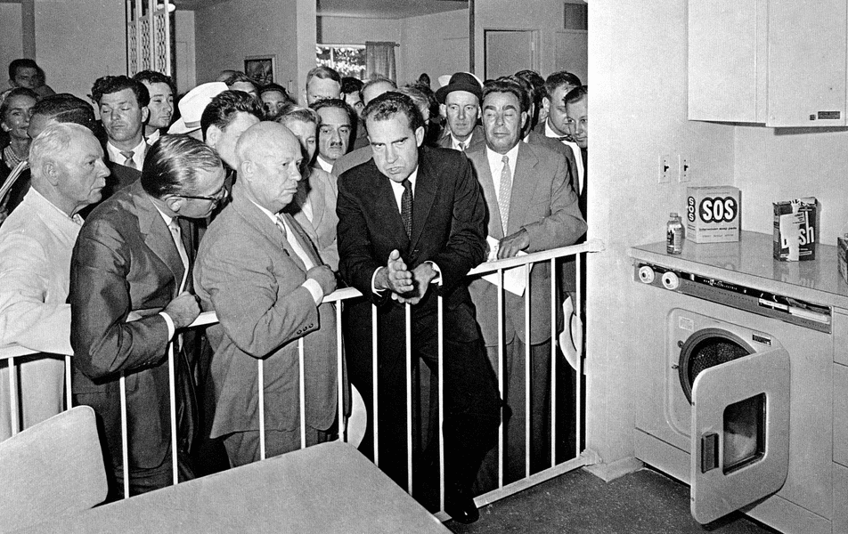Richard Nixon și soția sa ar fi fost expuși unor doze puternice de radiații în timpul vizitei la Moscova în 1959. Detalii din documente desecretizate
