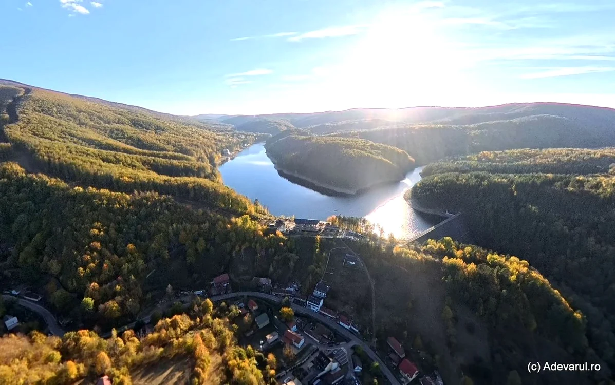 Lacul Gozna și Văliug, aflate pe Transsemenic. 