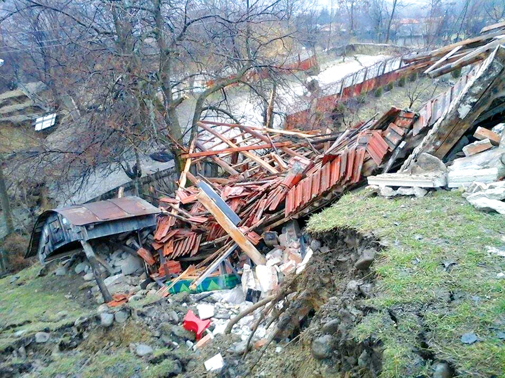 Sătenii privesc neputincioşi cum le dispare agoniseala de-o viaţă