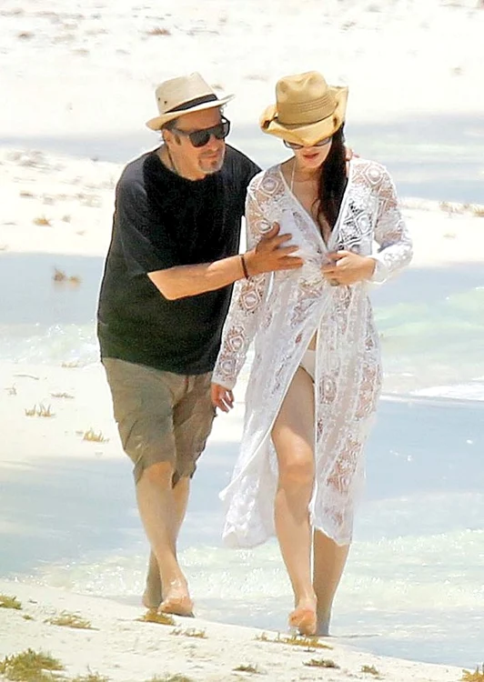 Al Pacino şi Lucila Sola au fost surprinşi în ipostaze tandre în anul 2017 