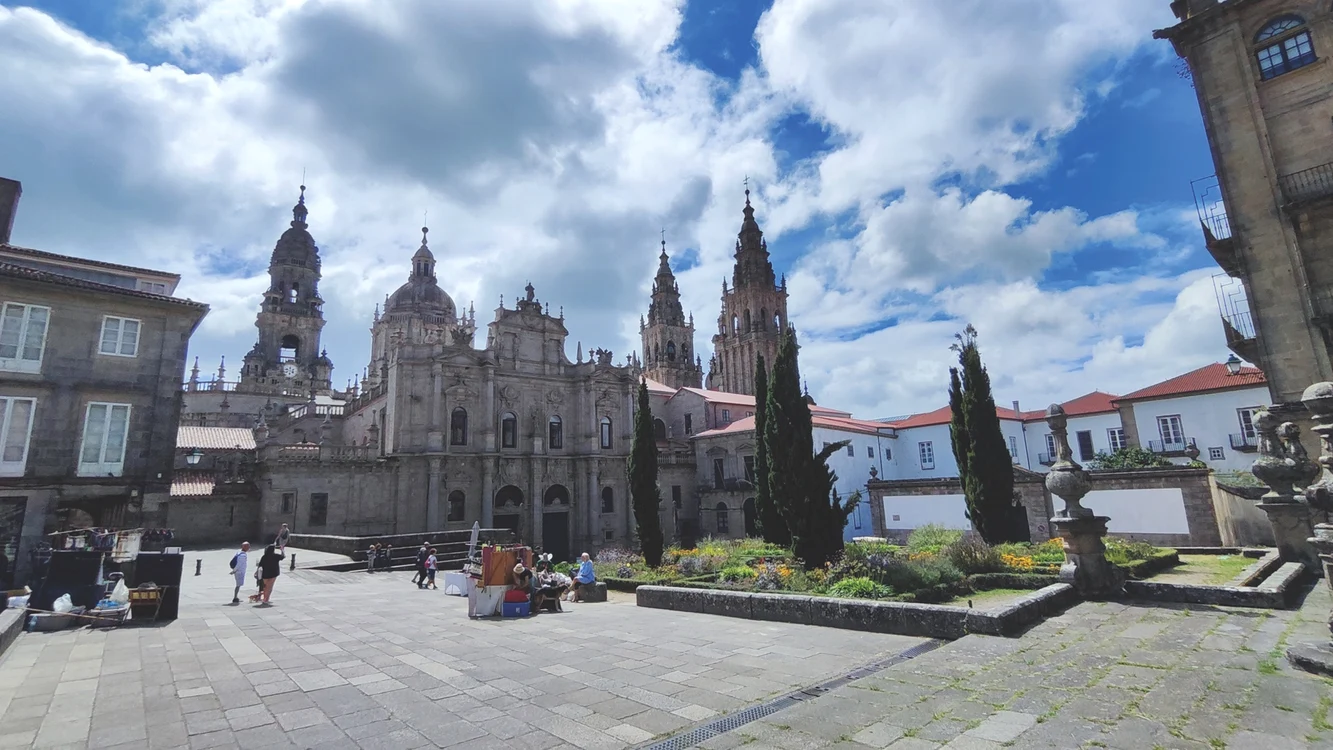 Catedrala din Santiago de Compostela văzută dinspre nord-este din Plaza Inmaculada