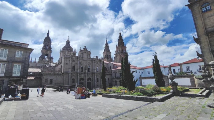 Catedrala din Santiago de Compostela văzută dinspre nord-este din Plaza Inmaculada