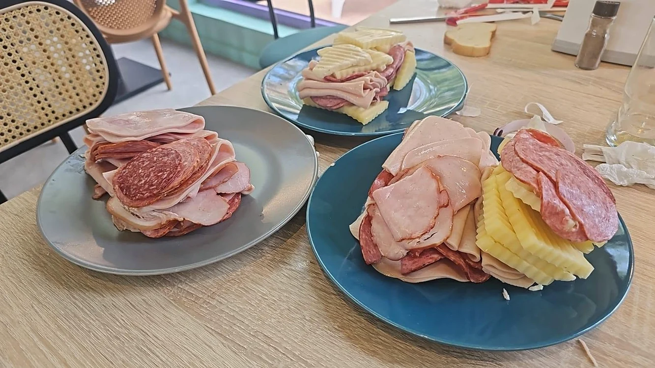 Farfuriile conțineau kilograme de alimente / foto: Funky Travel