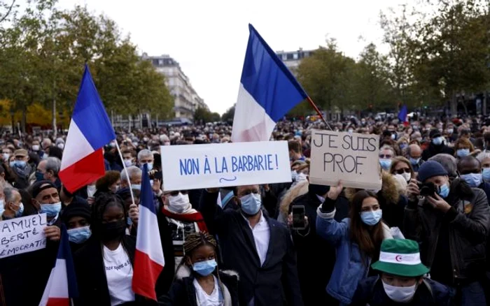 Mii de oameni îl omagiază la Paris pe profesorul Samuel Paty decapitat de un adolescent musulman FOTO EPA-EFE