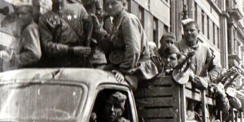 Foto 6  Trupe sovietice defilând pe Bulevardul Carol, 30 august 1944 (Fototeca online a comunismului românesc, cota 57 1944) jpg