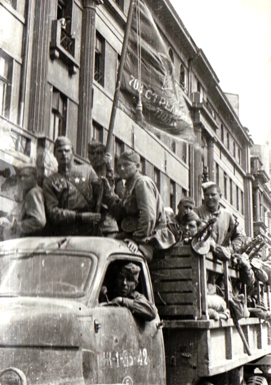 Trupele sovietice pe Bulevardul Carol pe 30 august 1944 FOTO Adevărul