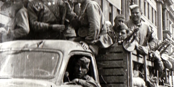 Foto 6  Trupe sovietice defilând pe Bulevardul Carol, 30 august 1944 (Fototeca online a comunismului românesc, cota 57 1944) jpg