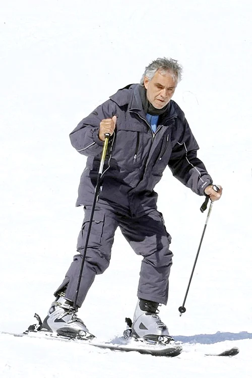 Andrea Bocelli  coboară în viteză  pe pârtia  din St. Moritz