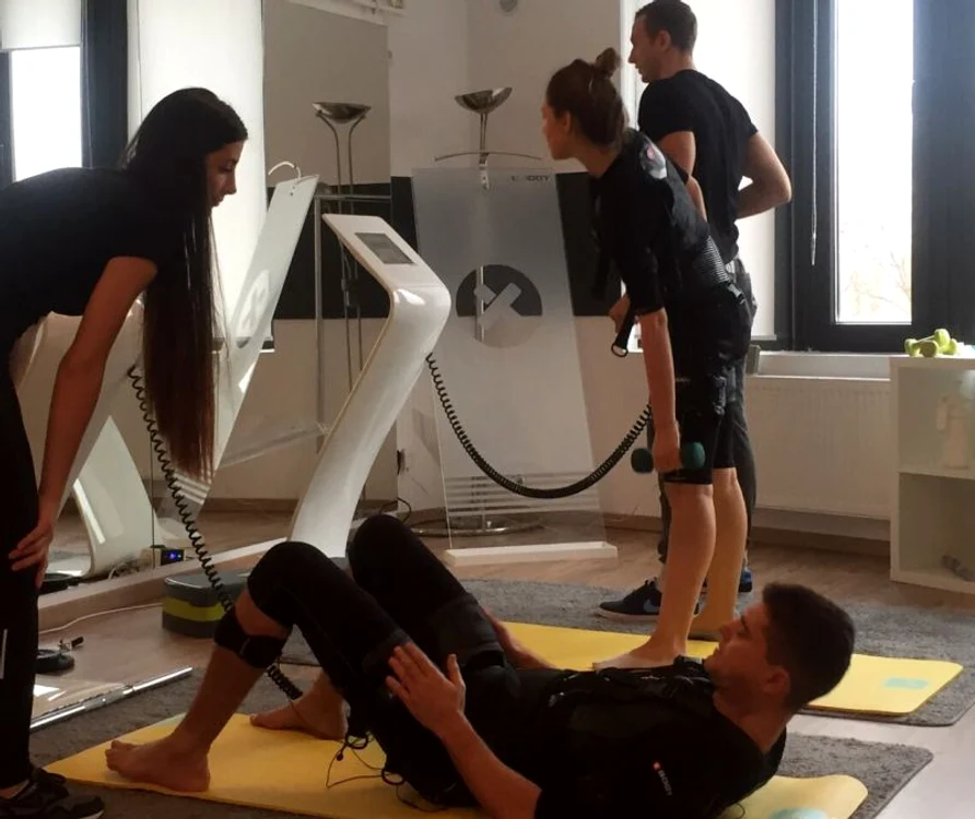 Iubita lui Cristian Boureanu vien la Bucureşti la şedinţe de electrostimulare