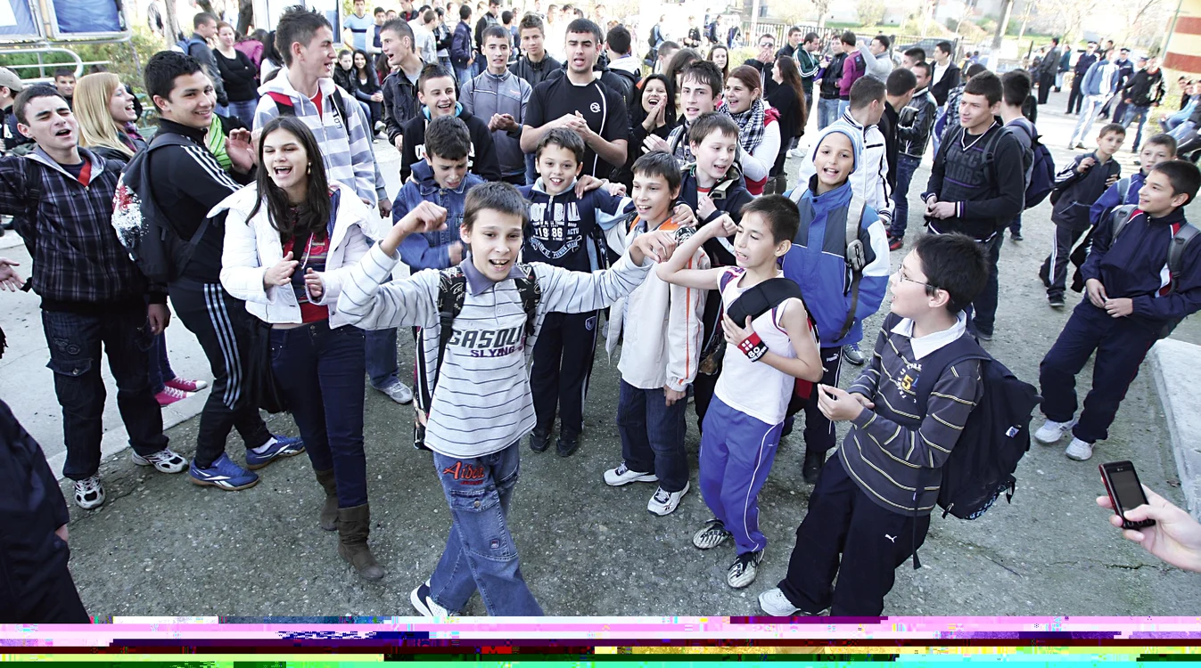 Elevii au scandat în curtea şcolii numele fostului director