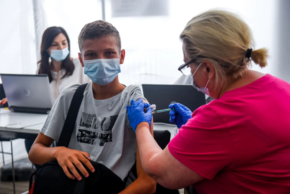 
    În România, copiii cu vârsta peste 12 ani pot fi vaccinaţi cu serurile produse de Pfizer şi ModernaFoto: Getty Images  