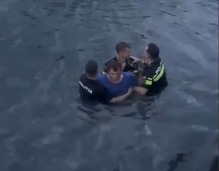 Un bărbat a încercat să scape de spitalizare și s-a ales cu dosar penal: polițiștii l-au scos din Dâmbovița după ce a fugit din ambulanță VIDEO