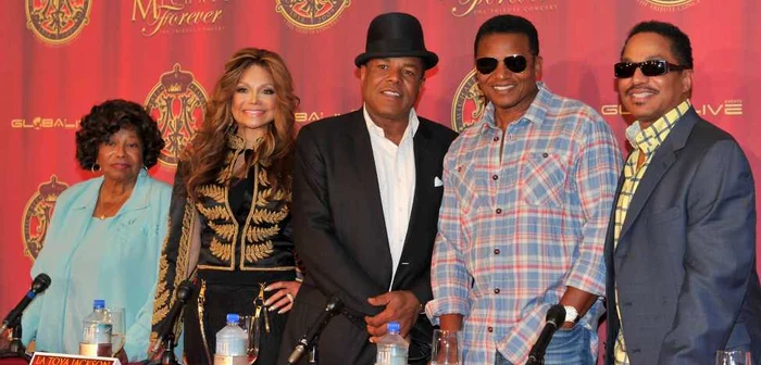 Katherine Jackson alături de câţiva dintre copiii săi - FOTO: Mediafax