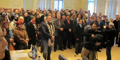 Revoluţionarii în sala de consiliu a primăriei