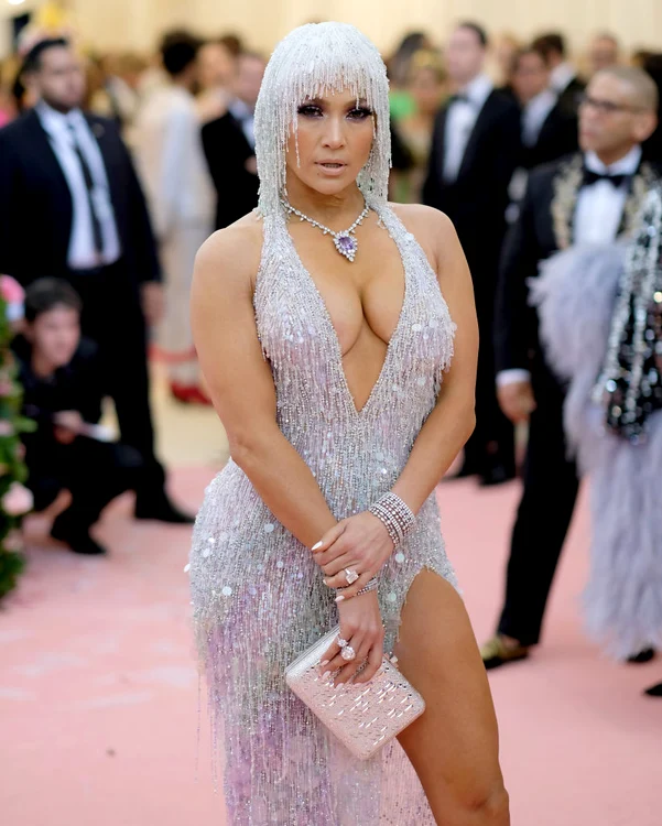 Jennifer Lopez a ales o rochie extrem de sexy pentru Met Gala 2019