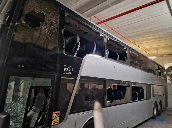 Autocarul echipei din Lyon, după atacul Marseilles-ilor. Foto: Nexta TV via X