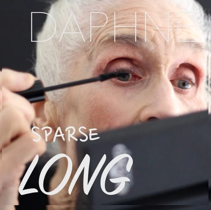 
    Daphne are 89 de ani dar nu vrea să renunţe la cariera sa de model  