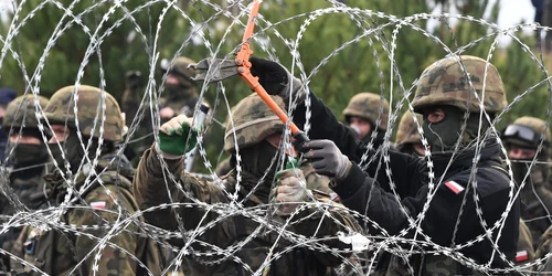 Soldaţii polonezi la graniţa cu Belarusul încearcă să stopeze valul de migranţi. Foto Profimedia