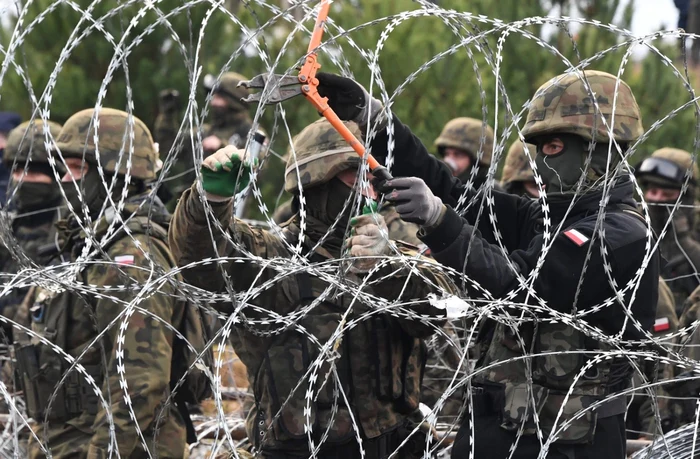 Soldaţii polonezi la graniţa cu Belarusul încearcă să stopeze valul de migranţi. Foto Profimedia