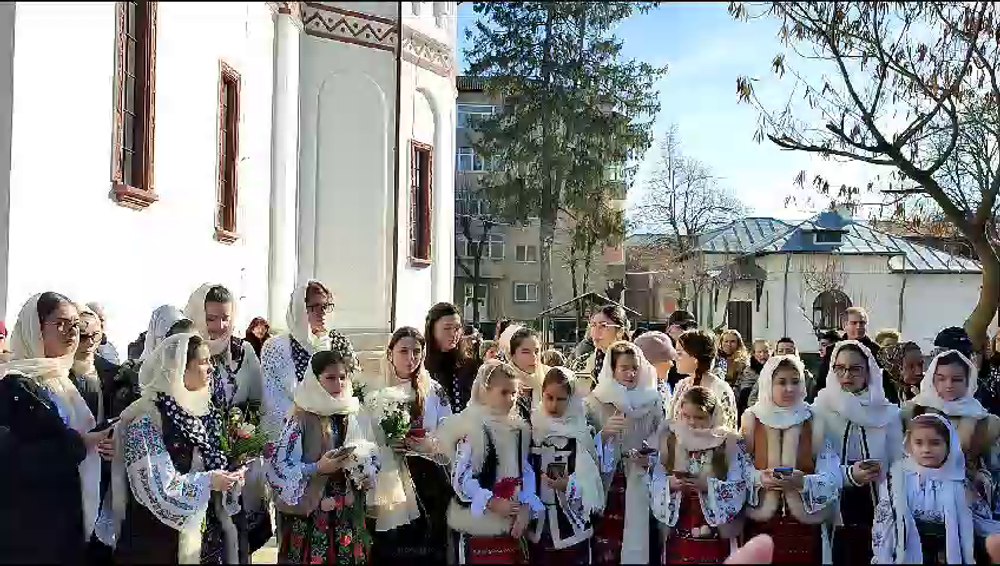 Momente emoționante la înmormântarea îndrăgitei interprete Victorița Cică. Elevele ei au cântat cu ochii în lacrimi VIDEO