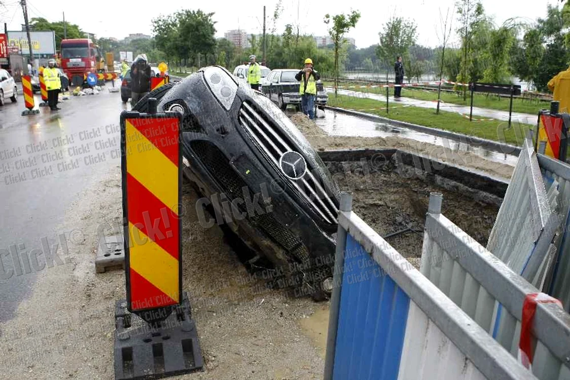 Omul de afaceri Cristi Iancu a intrat cu Mercedesul în groapă. (Foto: Eduard Enea)