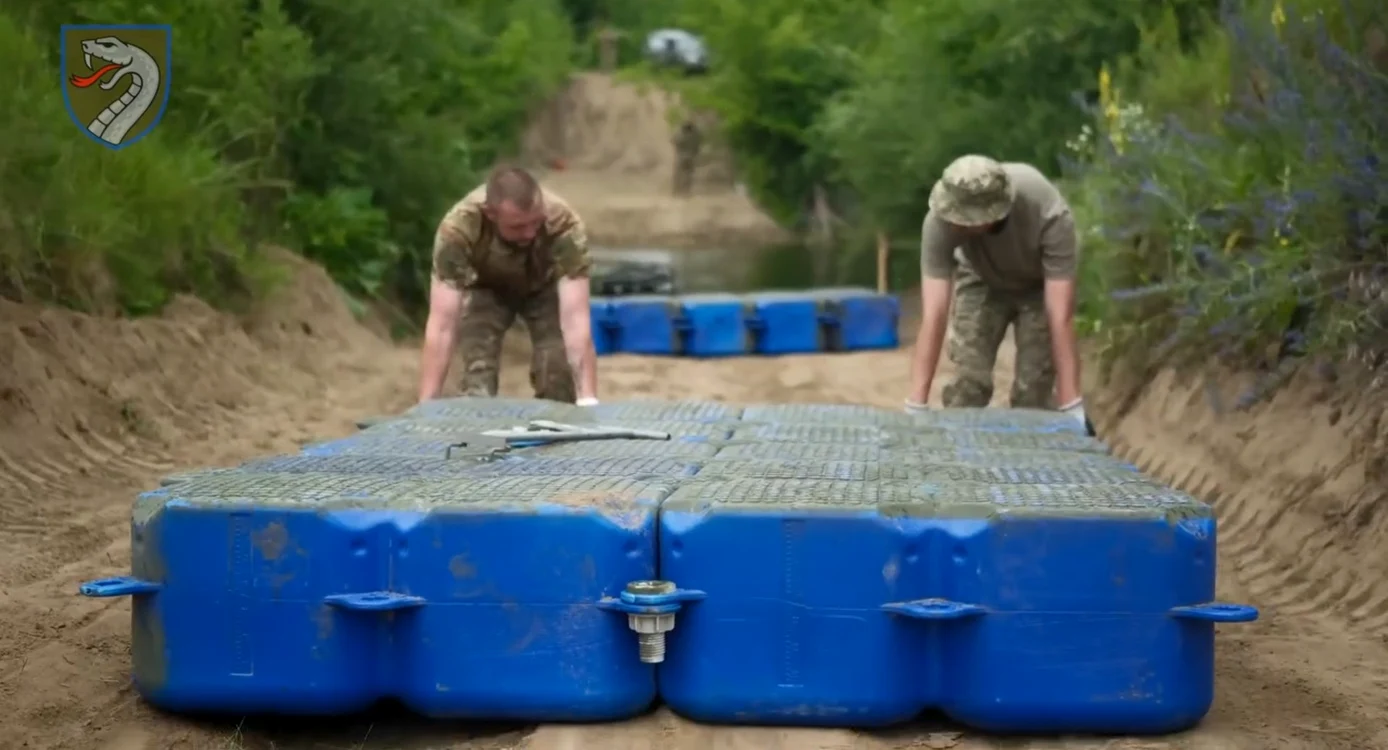 Cuburi din plastic modulare folosite pentru construirea podurilor /FOTO:militarnyi.com