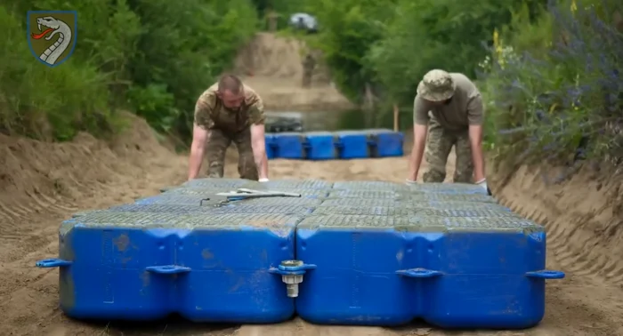Cuburi din plastic modulare folosite pentru construirea podurilor /FOTO:militarnyi.com