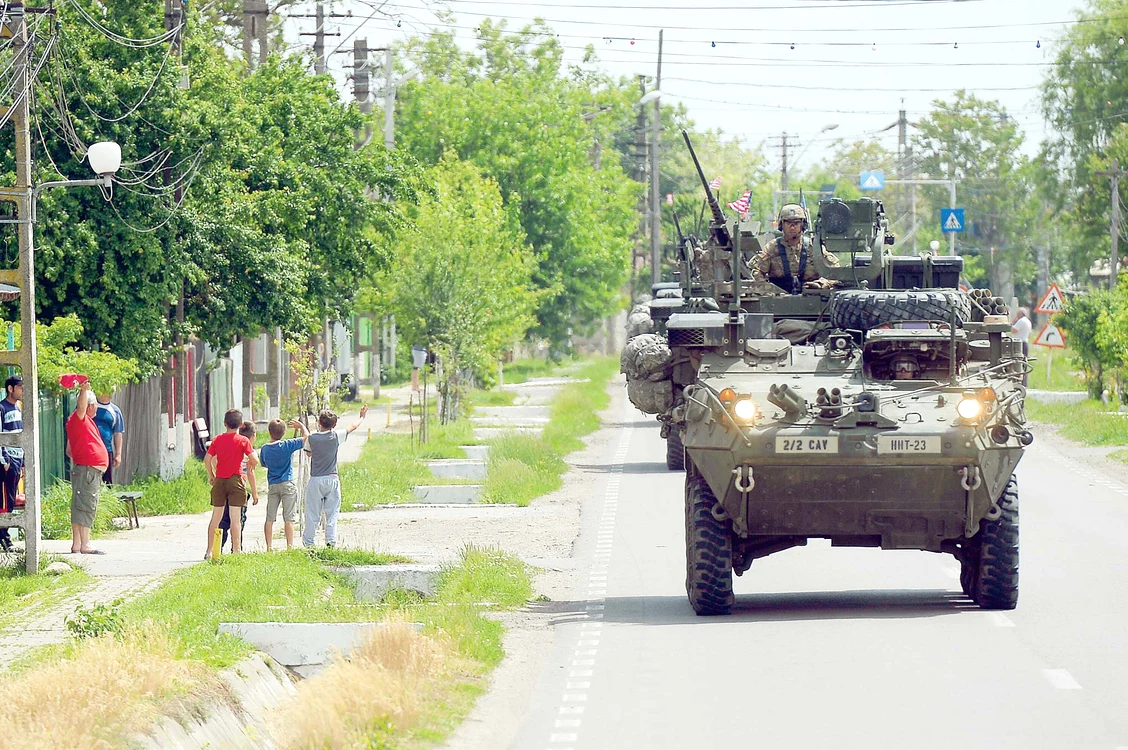 
    În satele înşirate de-a lungul şoselei, adulţii şi copiii s-au strâns ca la ursFoto: Mediafax, Adevărul  