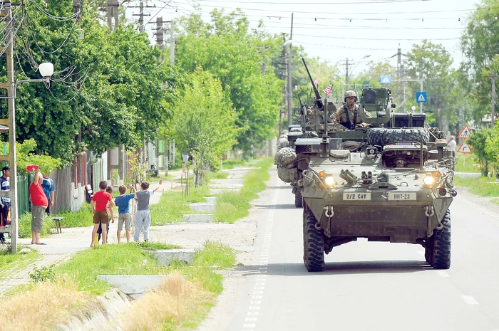 
    În satele înşirate de-a lungul şoselei, adulţii şi copiii s-au strâns ca la ursFoto: Mediafax, Adevărul  