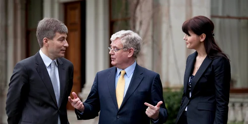 Eamon Gilmore, președintele în exercițiu al OSCE (centru), intermediar între Eugen Carpov și Nina Ștanski