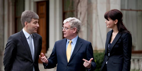 Eamon Gilmore, președintele în exercițiu al OSCE (centru), intermediar între Eugen Carpov și Nina Ștanski