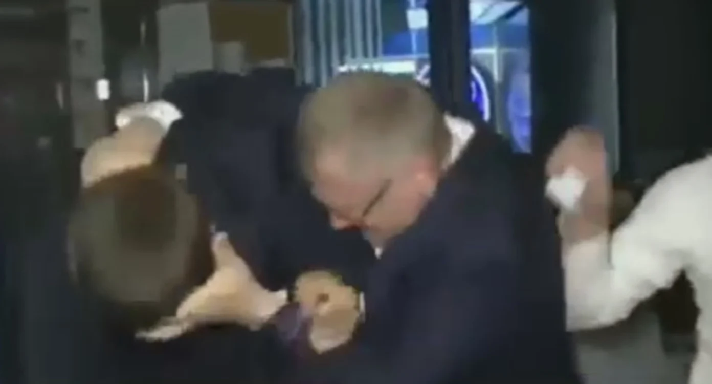 
    Și-au împărțit pumni și picioare chiar în sediul unei televiziuniFoto captură/ Digi 24  