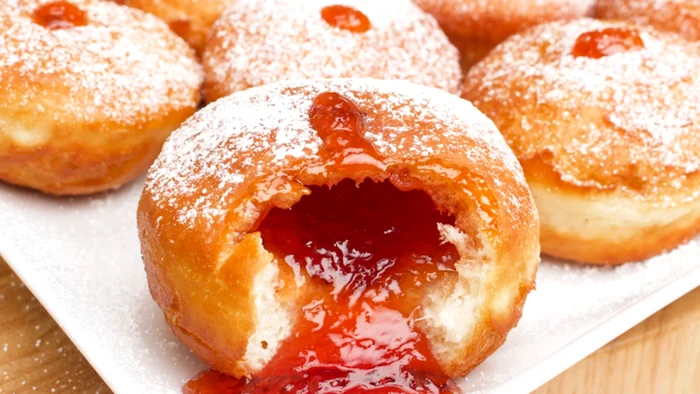 Gogoşi pufoase de post cu dulceaţă şi rom FOTO jewlish.com