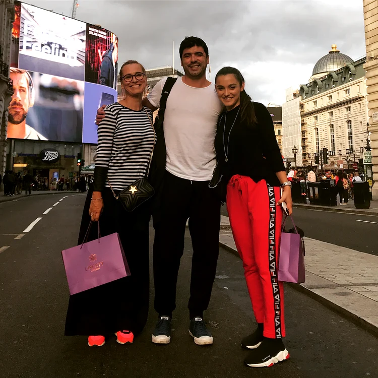 Andreea şi Alexia au intrat şi în magazinele de haine din mall