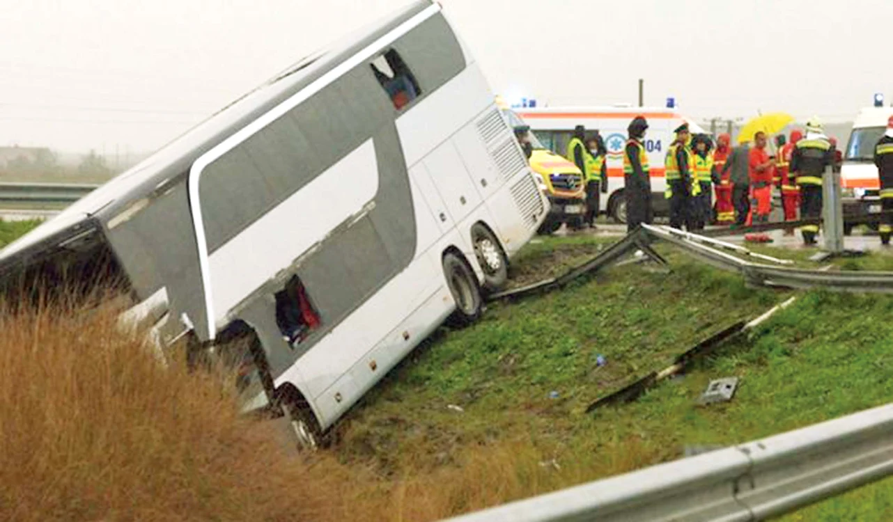 13 turişti au fost răniţi, ieri, pe o autostradă din Ungaria Foto: DELMAGYAR.HU