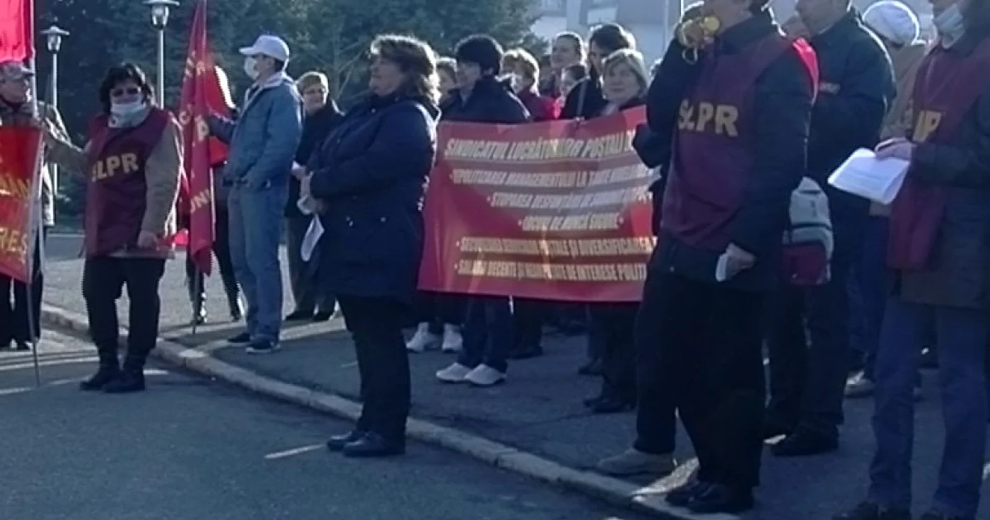 Poştaşii maramureşeni au protestat în faţa Prefecturii