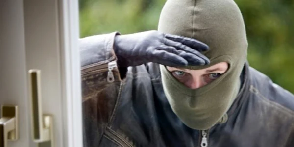 Hoţii filează locuinţa înainte să acţioneze