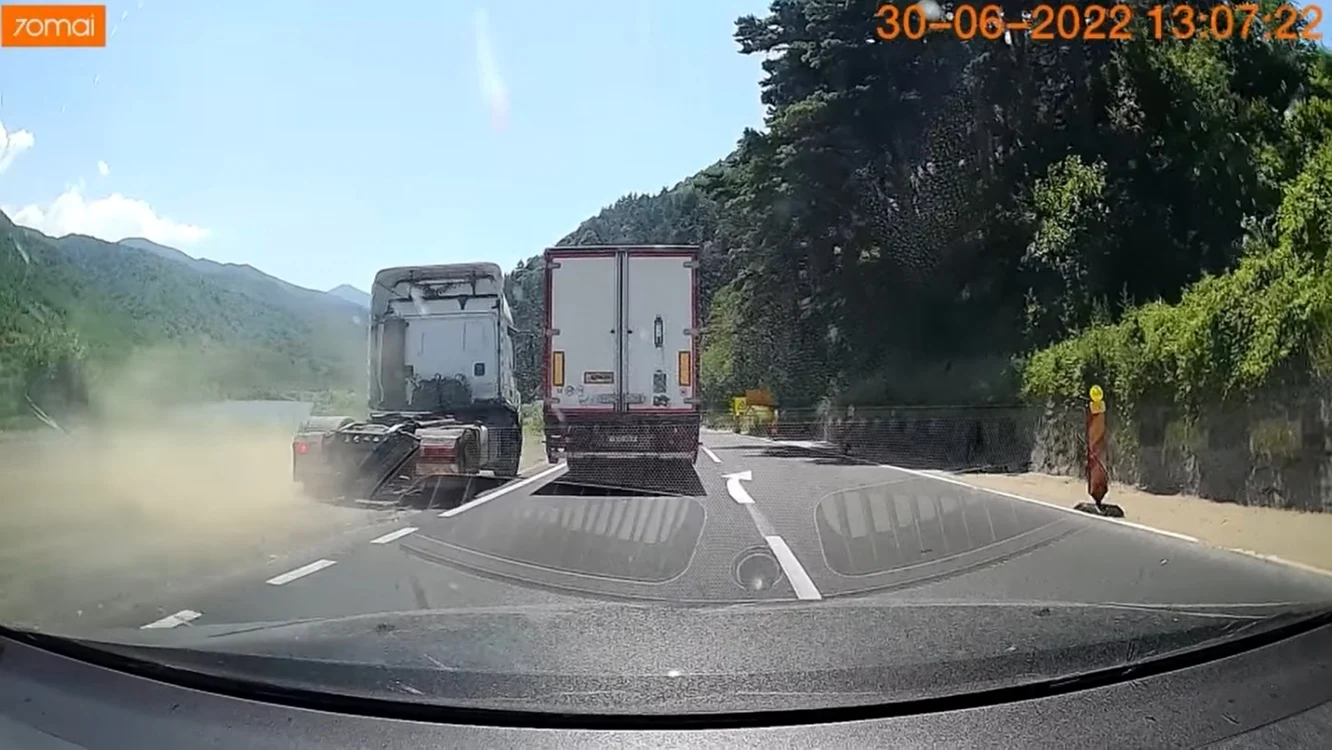 Depăşire periculoasă pe Valea Oltului la ieşire din Boiţa - Sibiu pe DN7 Foto captură video Adrian Adrian
