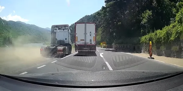 Depăşire periculoasă pe Valea Oltului la ieşire din Boiţa - Sibiu pe DN7 Foto captură video Adrian Adrian