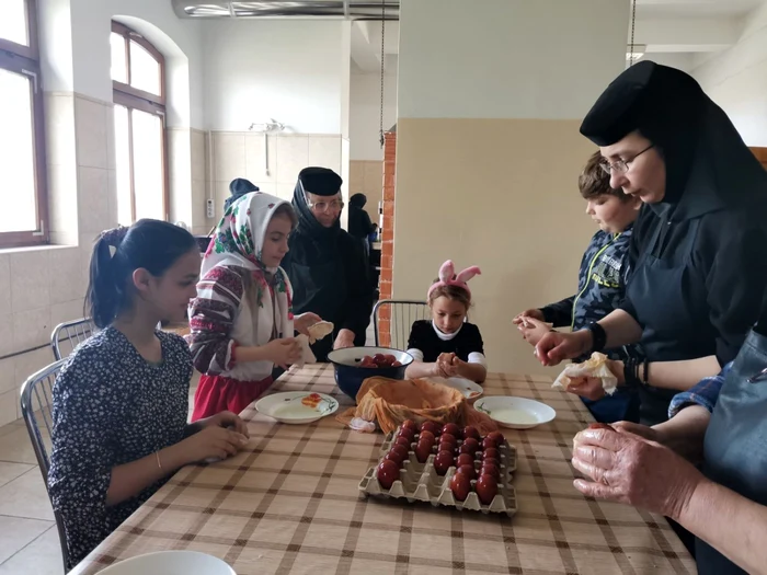 Vopsitul ouălor roşii la mănăstirea Timişeni-Şag FOTO Ş.Both