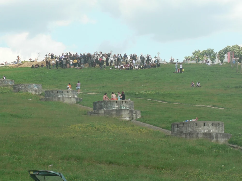 Plaja pe ”betoanele” de la Pacea este o tradiţie în rândul botoşănenilor FOTO Răzvan Sauciuc