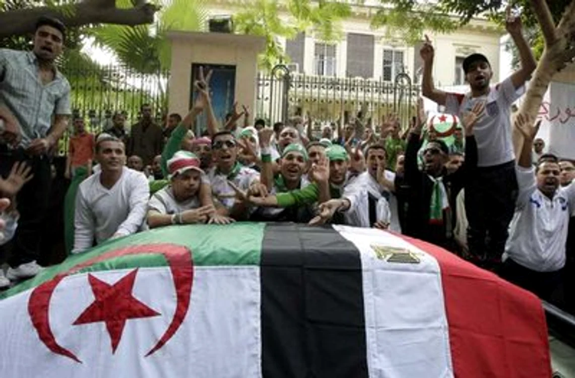 
    Suporterii s-au dovedit atât de înverşunaţi încât autorităţile de la Alger şi Cairo au înmulţit chemările la calm şi responsabilitate.  