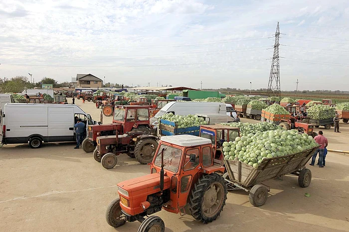 Ţăranii stau zile în şir cu marfa în târg