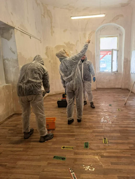 Sălile de clasă din Cara au fost renovate cu ajutorul voluntarilor FOTO Ana Maria Petruș