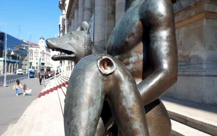 Lupoaica lui Traian din faţa Muzeului Naţional de Istorie a României a rămas fără coadă FOTO Sorin Ghica