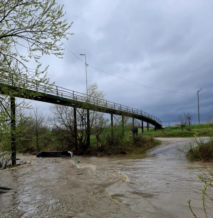 Mașină captivă în apele pârâului Pesceana din sudul județului Vâlcea Sursă ISU Vâlcea