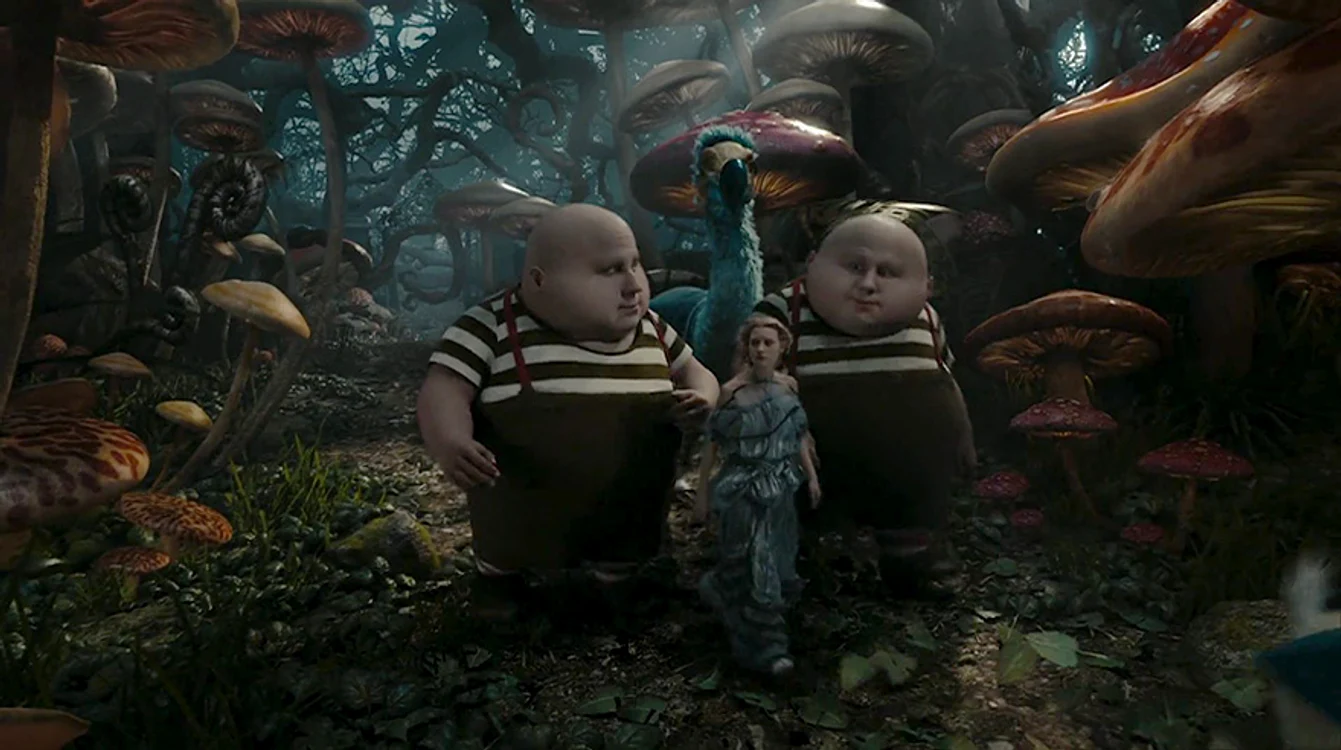 Alice se plimbă alături de giganți sau este doar o impresie?